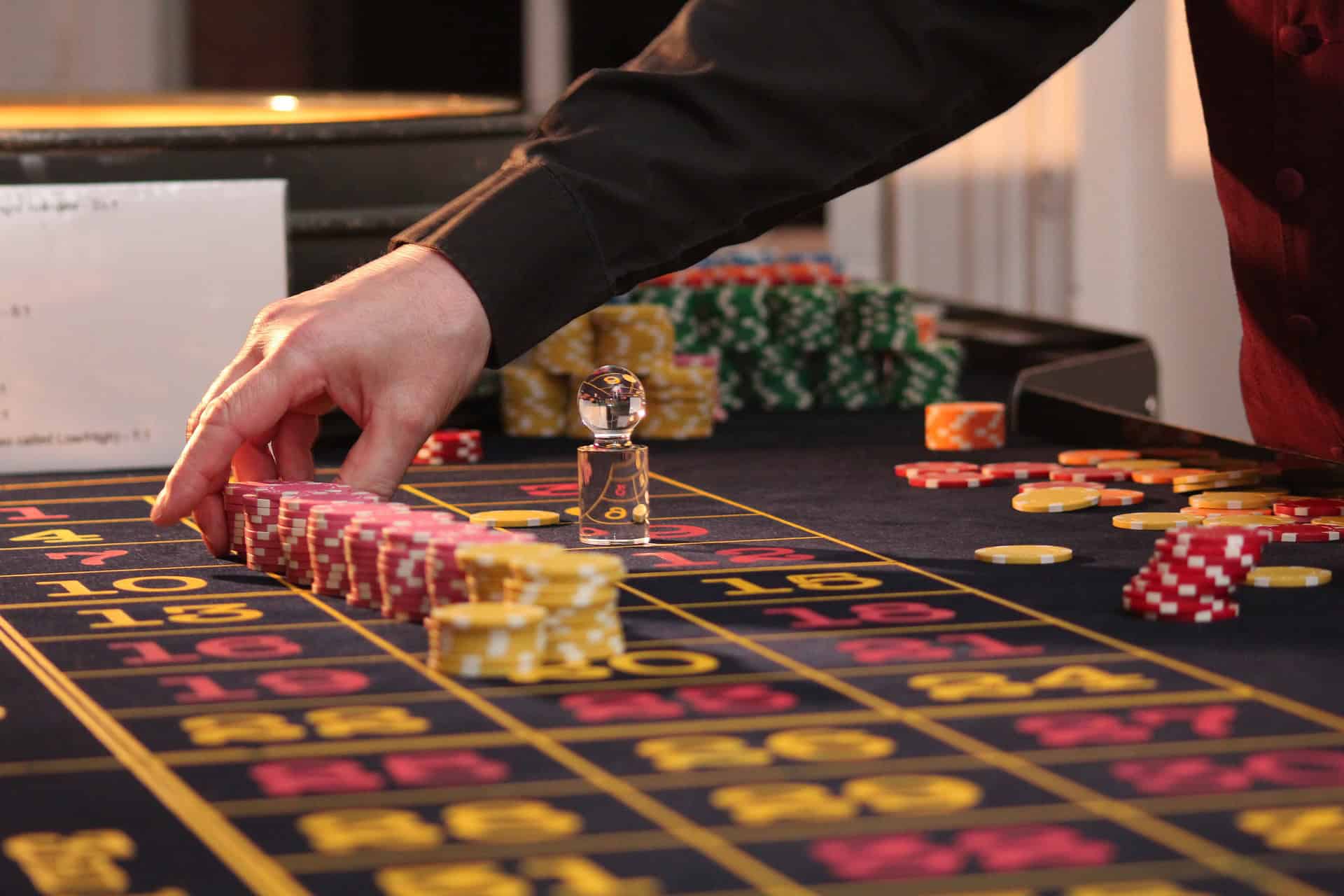 Dealer Là Gì? Vai Trò Và Nhiệm Vụ Của Dealer Casino